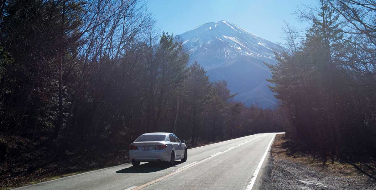 carretera en japón con un coche y de fondo el monte fuji