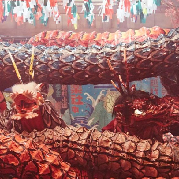 dragón en un escenario durante una danza kagura