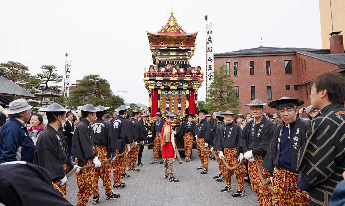 matsuri de takayama en matsuri, con una carroza gigante portada por lo hombres vestidos para la ocasión