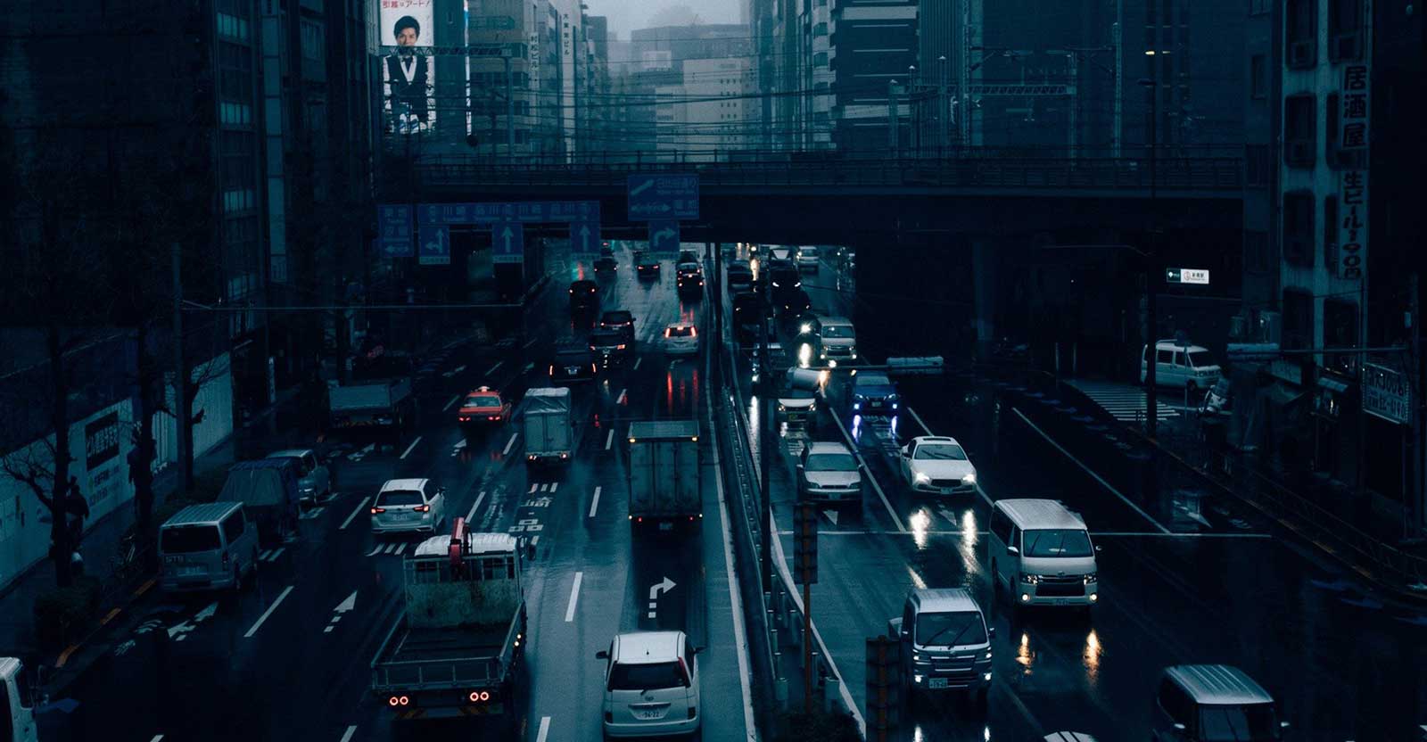 carretera de tokyo con muchos cochs en día de lluvia